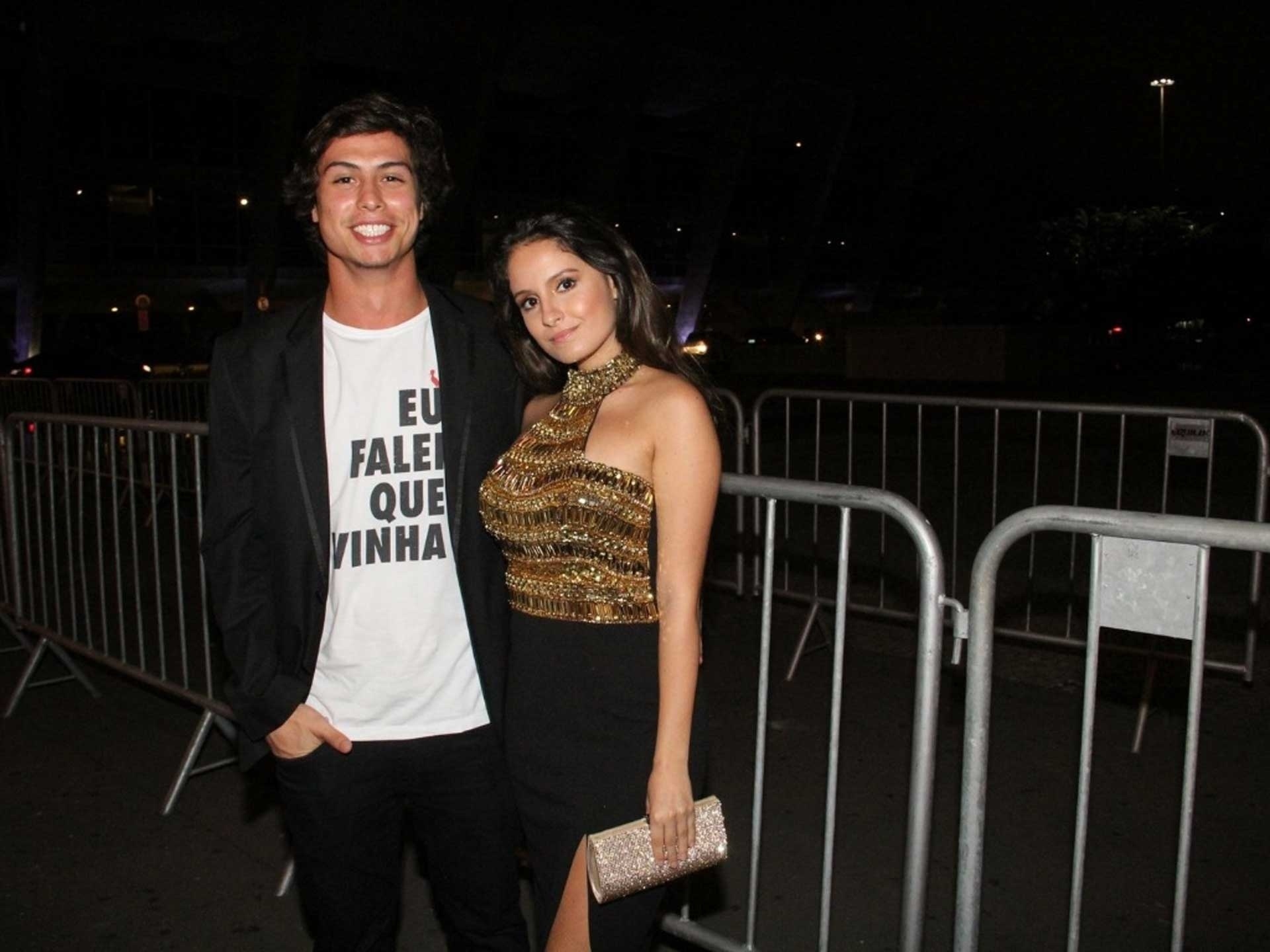 29.nov.2016 - Juntinhos, os atores Francisco Vitti e a namorada, Amanda de Godoi, compareceram ao Prêmio Extra de Televisão - AgNews