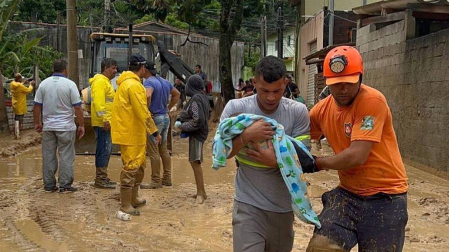 Bebê é resgatado em região atingida pela chuva em São Sebastião - Daniela Andrade - 19.fev.2023/PMSS