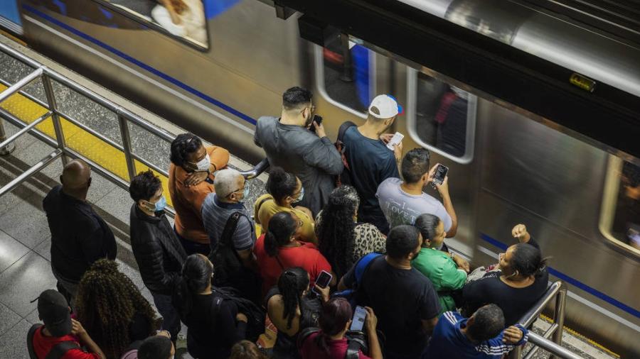 Usuários aguardam na plataforma para embarcar em um trem do metrô na estação da Sé, em São Paulo - Lalo de Almeida - 12.nov.22/Folhapress