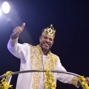 Adriano Imperador usou coroa estilizada no desfile da Camisa Verde e Branco - undefined