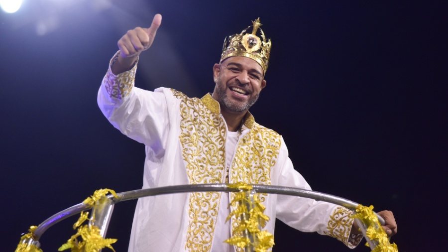 Adriano Imperador usou coroa estilizada no desfile da Camisa Verde e Branco