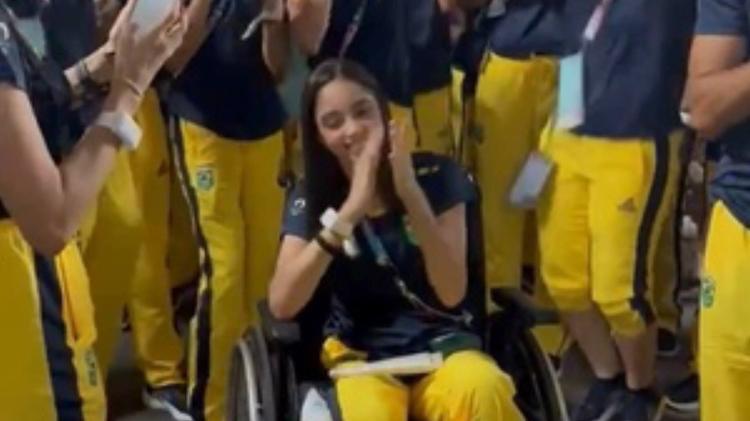 Victória Borges participou do encerramento das Olimpíadas em cadeira de rodas após lesão durante a competição