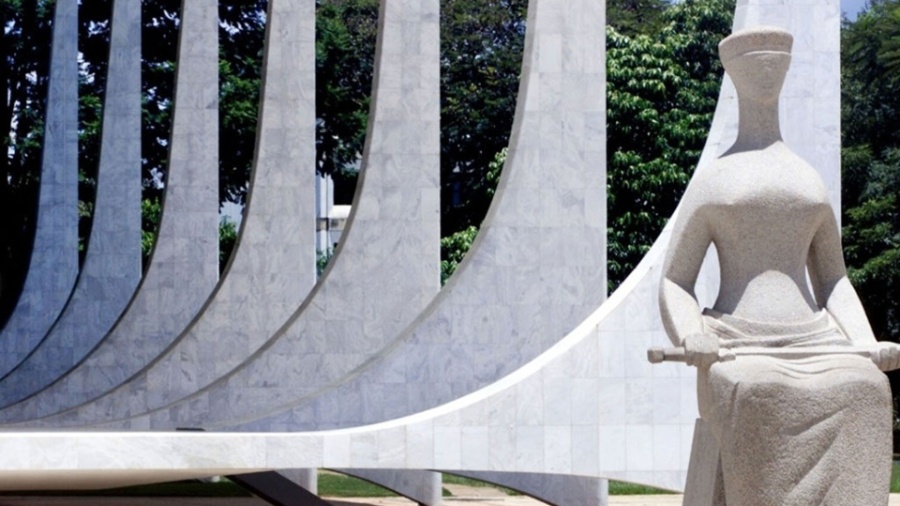 Estátua simbolizando a Justiça em frente à sede do STF na praça dos Três Poderes em Brasília - Folhapress