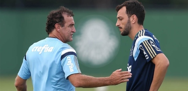 Edu Dracena e Cuca conversam durante treino do Palmeiras - Cesar Greco/Ag Palmeiras
