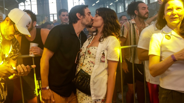 O ator Julio Andrade beija a mulher Elen Clarice