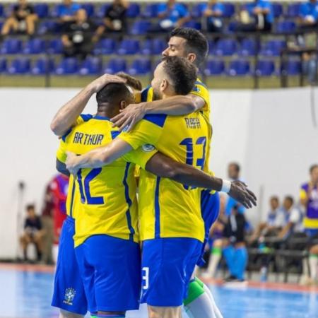 Jogadores da seleção brasileira de futsal celebram gol sobre a Bolívia, na Copa América da modalidade