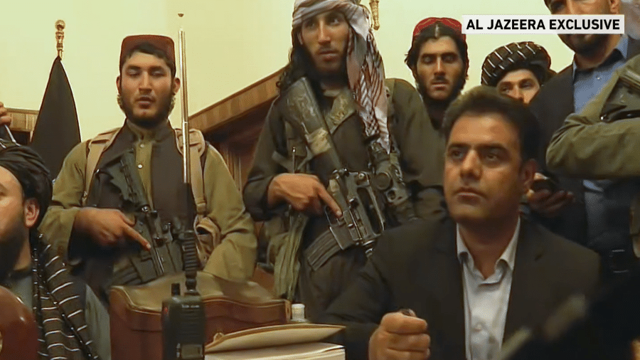 Combatentes do Taleban dentro do palácio presidencial em Cabul, Afeganistão - Reprodução/Al Jazeera