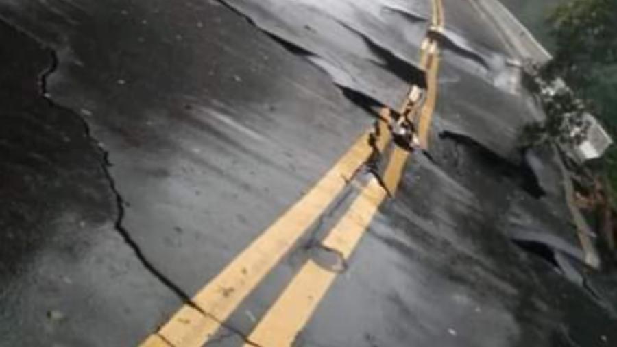 Rodovia Mogi-Bertioga é interditada após rompimento de tubulação devido à chuva - Reprodução/Facebook @FalaBertioga