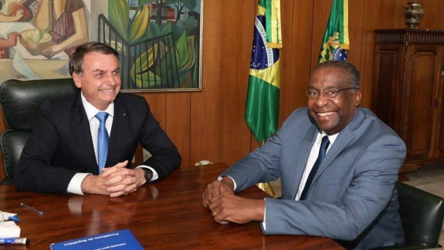 O ministro Decotell, com Bolsonaro: para militares, dizer que é "oficial da reserva" é "exibicionismo indevido" - Reprodução/Facebook