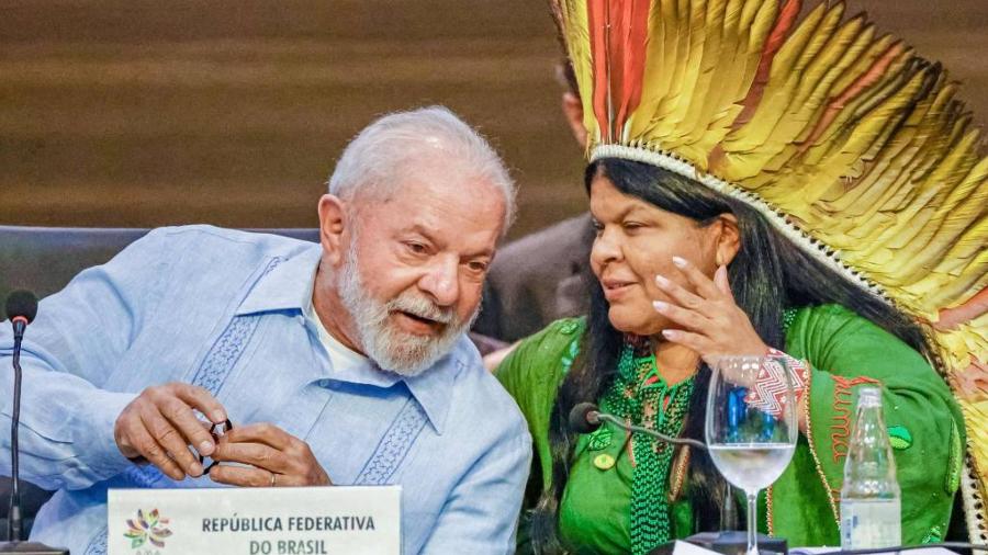 Lula (esq.) e a ministra dos Povos Indígenas, Sonia Guajajara