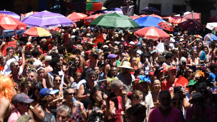 Multidão de foliões no Bloco Cordão do Boitatá na área central do Rio