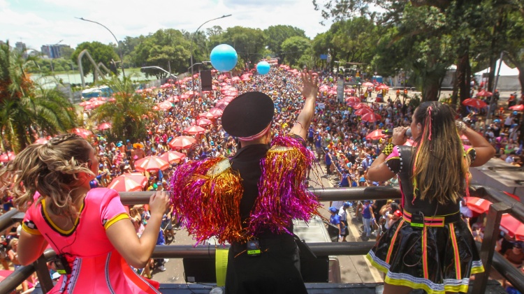 Bloco Vou de Táxi desfila em São Paulo nesta segunda-feira (12)