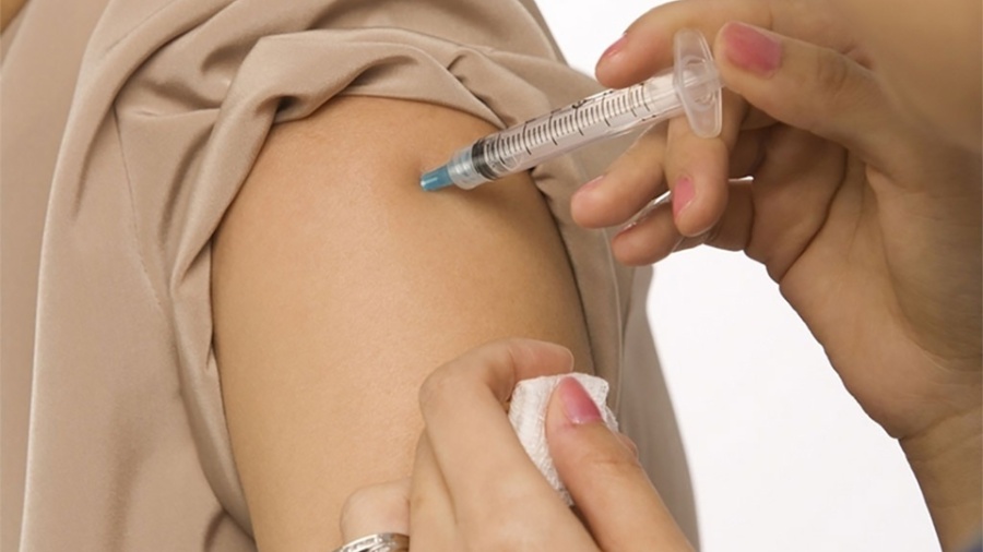 Imunização foi recomendada especialmente para profissionais da saúde - Shutterstock
