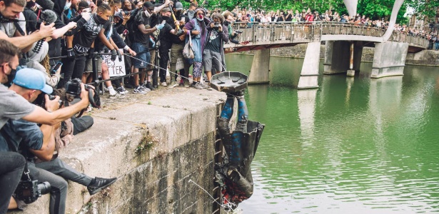 Manifestantes jogam estátua de Edward Colston no rio Avon, em Bristol - Giulia Spadafora/NurPhoto/AFP