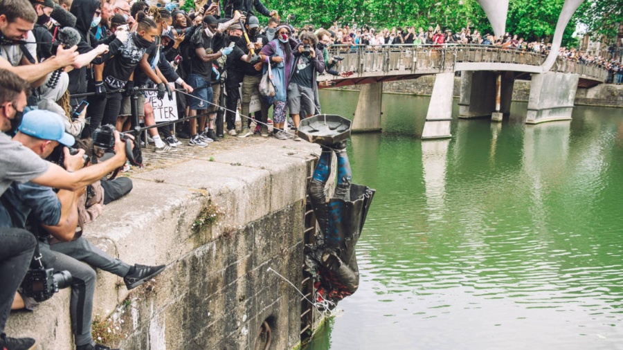 Manifestantes jogam estátua de Edward Colston no rio Avon, em Bristol - Giulia Spadafora/NurPhoto/AFP