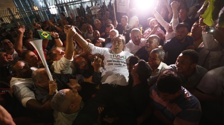 9.set.2015 - Taxistas comemoram com o vereador Adilson Amadeu o veto do uso do aplicativo Uber em São Paulo. - Fábio Braga/Folhapress - Fábio Braga/Folhapress