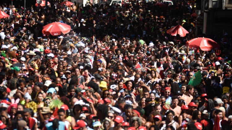 Multidão no cortejo do mega Bloco Cordão da Bola Preta, no Rio