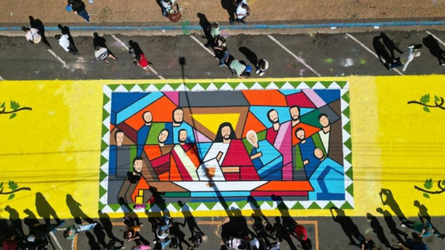 Tradicional celebração de Corpus Christi em Matão (SP): os tapetes artesanais são confeccionados com dolomita, uma espécie de pó de vidro, e pintados com cores vibrantes - Prefeitura de Matão/Divulgação