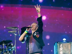 Fãs serão indenizadas após assistirem show do Coldplay pelo celular em SP