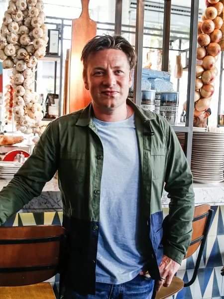 Império de Jamie Oliver entra em falência e ameaça mais de mil