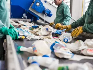 Indústria do plástico escondeu dificuldades da reciclagem, diz estudo
