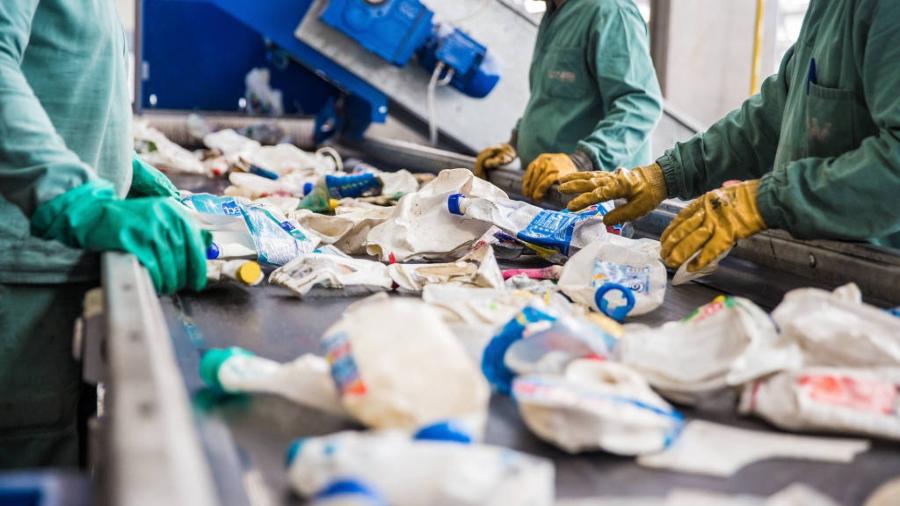 O plástico, derivado de petróleo e gás, é notoriamente difícil de reciclar