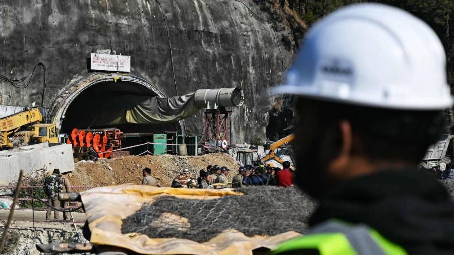 Equipes de resgate em frente a túnel que desabou no estado de Uttarakhand, na Índia, prendendo 41 trabalhadores