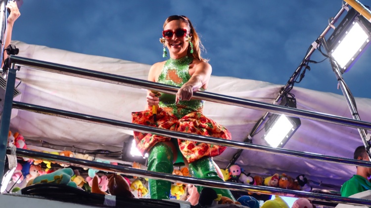 Claudia Leitte também comanda trio elétrico em Salvador neste domingo (11)