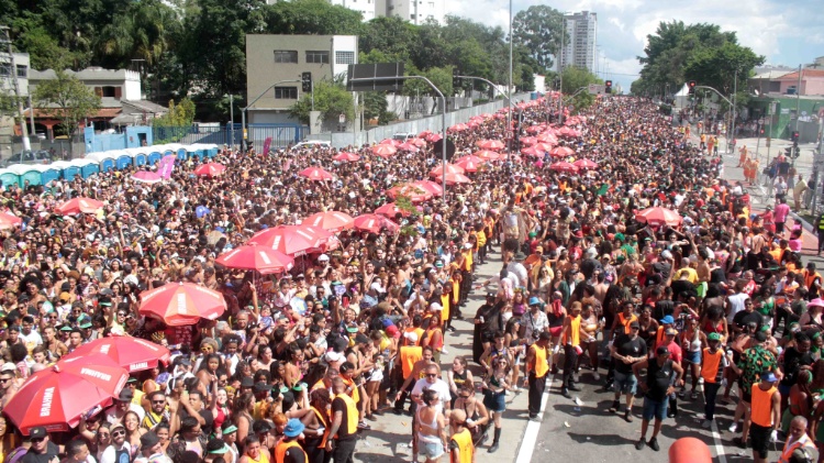Iza mostrou que tem demanda em São Paulo na estreia de seu Bloco Bonde Pesadão na capital