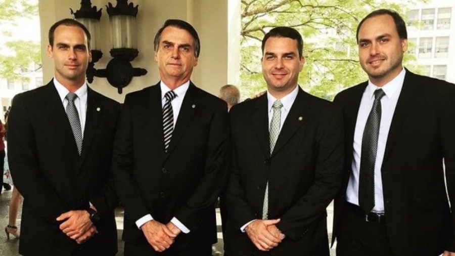Bolsonaro e seus filhos: bastante ocupados com processos e lobby armamentista - Divulgação