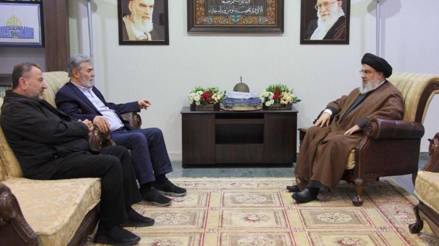 Líder do Hezbollah, Hassan Nasrallah, à direita, se reúne com Ziad Al-Nakhleh, chefe da Jihad e vice-chefe do Hamas, Saleh Al-Arouri, em Beirute, Líbano.