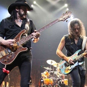 Lemmy Kilmister no palco ao lado de Kirk Hammett e James Hetfield, do Metallica - Reprodução/Facebook/OfficialLemmy - Reprodução/Facebook/OfficialLemmy