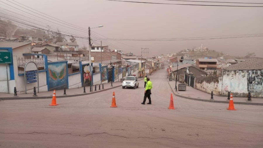 Cidade de Guayaquil está repleta de cinzas do vulcão Sangay, que entrou em atividade - Reprodução/Twitter