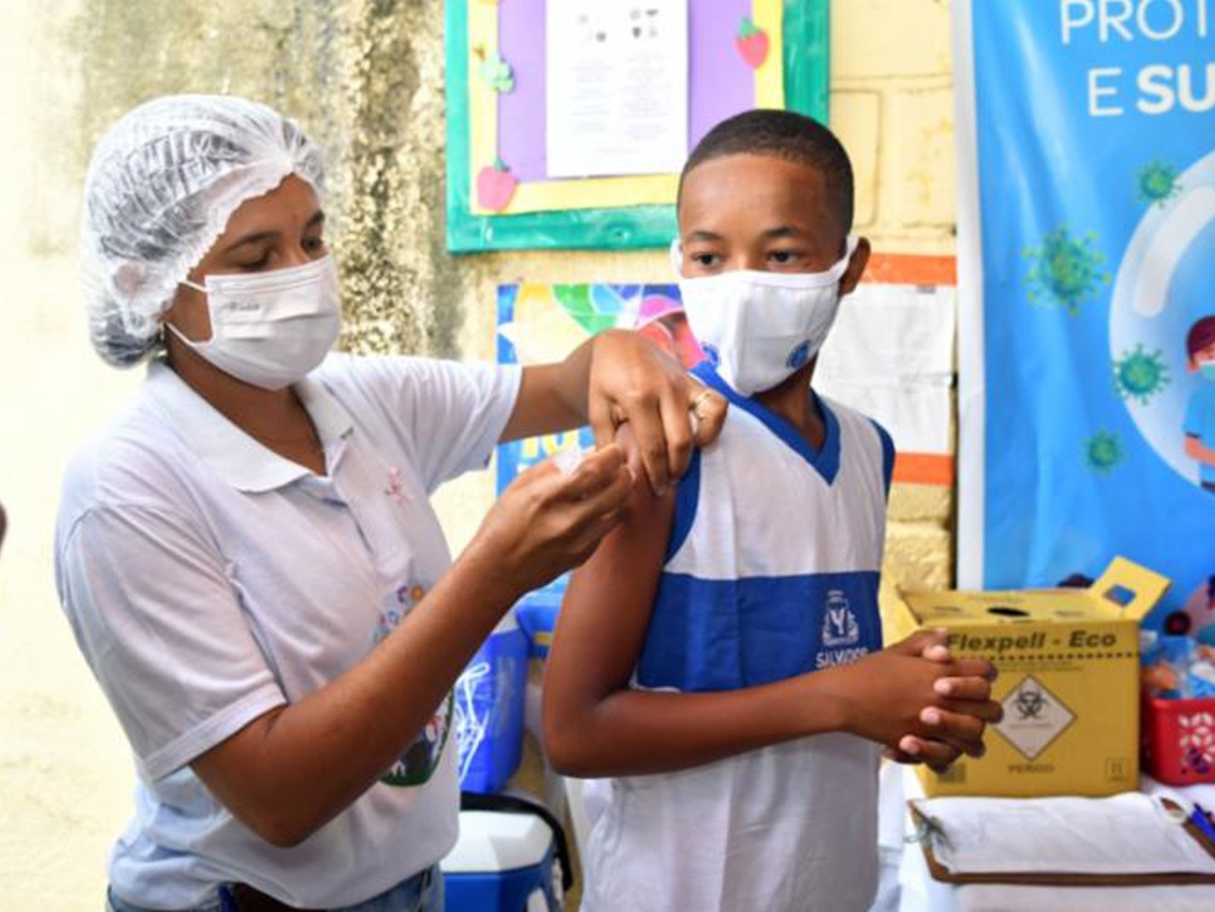 Brasileiro teme conviver com não vacinado e apoia certificado, diz pesquisa