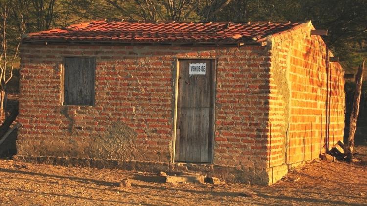 16.mai.2012 - Casa colocada a venda denuncia êxodo rural em Santa Brígida (BA)