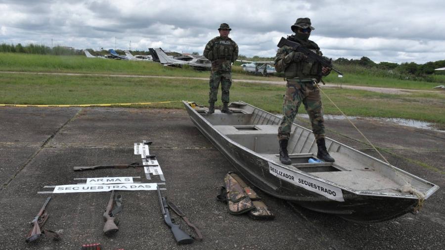 Oficiais bolivianos durante ação contra o tráfico de drogas; brasileiro preso nesta sexta é Marcos Roberto de Almeida, o Tuta, um dos líderes do PCC- Polícia da Bolívia Oficiais bolivianos durante ação contra o tráfico de drogas; brasileiro preso nesta sexta é Marcos Roberto de Almeida, o Tuta, um dos líderes do PCC- Polícia da Bolívia