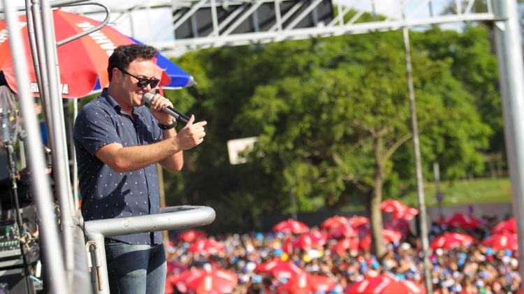 Vinicius, da dupla com João Bosco, presente no trio elétrico do Bloco Pinga Ni MIm, em São Paulo