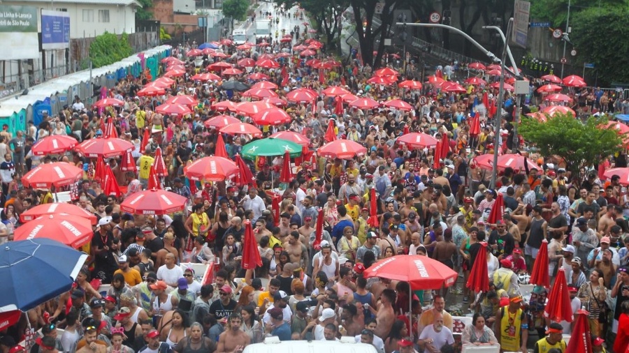 Multidão acompanha Bloco da Rainha, de Daniela Mercury, em São Paulo