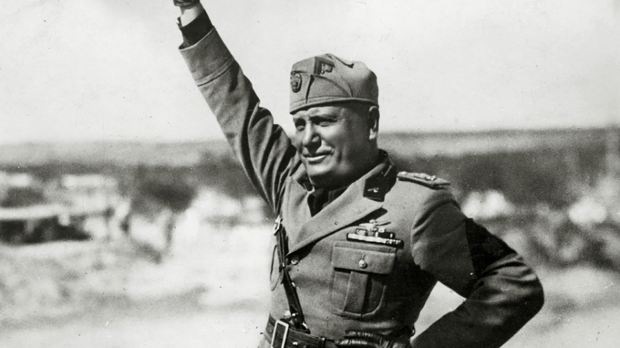 O ditador italiano Benito Mussolini faz a saudação fascista. - Arquivo/Getty Images