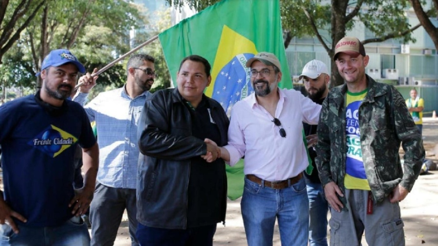 Abraham Weintraub vai a grupo de bolsonaristas que prega golpe - Dida Sampaio/Estadão