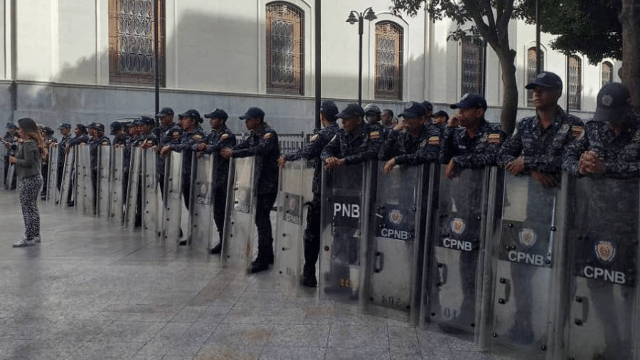 Agentes da Polícia Nacional Bolivariana cercam a Assembleia Nacional da Venezuela - Reprodução