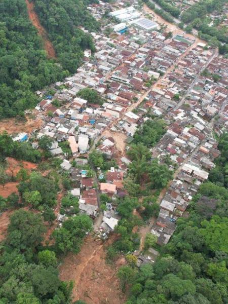 Imagens feitas por drone mostram destruição da lama na barra do Sahy, região mais atingida de São Sebastião - José Ricardo Souza/Sky Imagens
