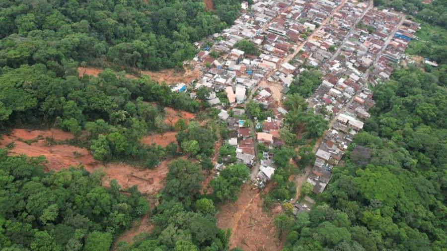 Imagens feitas por drone mostram destruição da lama na barra do Sahy, região mais atingida de São Sebastião - José Ricardo Souza/Sky Imagens