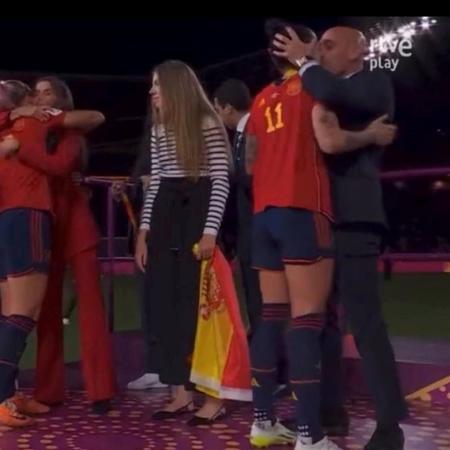 Luis Rubiales, presidente da Federação Espanhola, beija Jenni Hermoso durante premiação da Copa do Mundo feminina