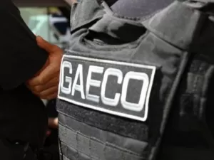 Dois policiais são presos após invadir casa de morador para furtar no Rio