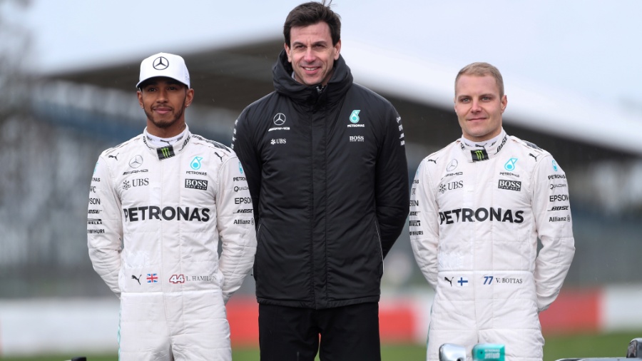 Lewis Hamilton, Toto Wolff e Valtteri Bottas posam para foto em março de 2017 - Reuters