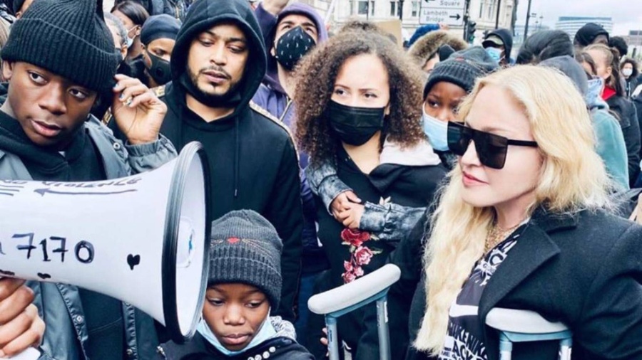 Madonna vai com filhos a protesto antirracista em Londres - Reprodução/Instagram @Madonna