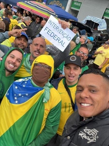 Robinho se disfarça em manifestação bolsonarista após a derrota de Bolsonaro nas eleições - Reprodução