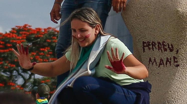 Débora Santos pichou a estátua na praça dos Três Poderes em 8 de janeiro de 2025 Débora Santos pichou a estátua na praça dos Três Poderes em 8 de janeiro de 2025