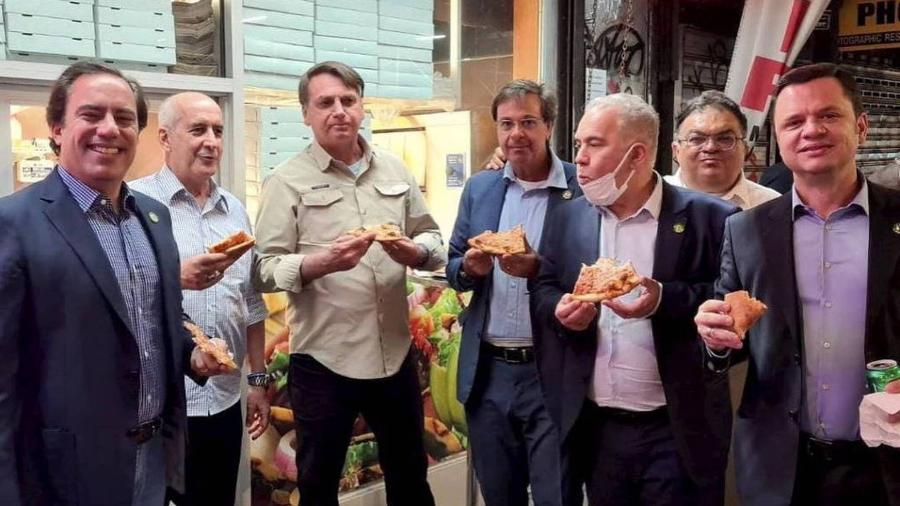 Bolsonaro come pizza com comitiva durante viagem à Nova York, onde participa de Assembleia Geral da ONU - @gilsonmachadoneto no Instagram